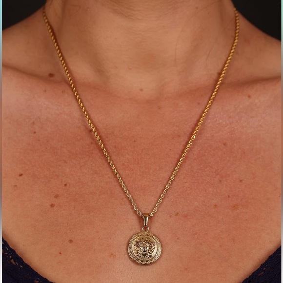 18k Vermeil Goddess Medusa Pendant Necklace! Versace Vibes! - Picture 5 of 9